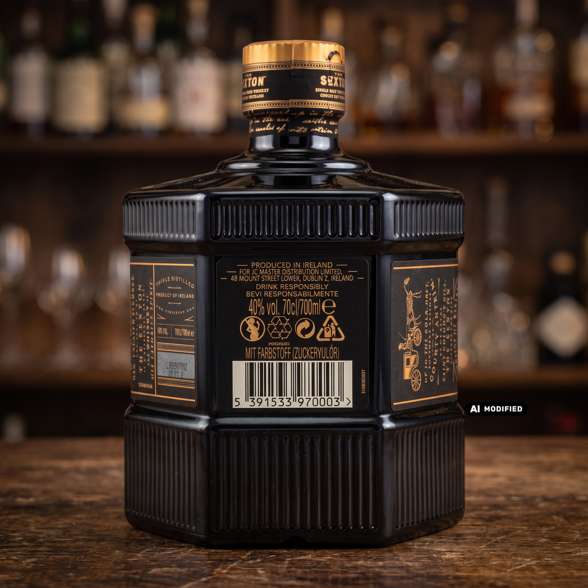 Whiskyquartier The Sexton Single Malt Irish Whiskey Flaschenrückseite mit Etikett und Informationen auf Holztisch