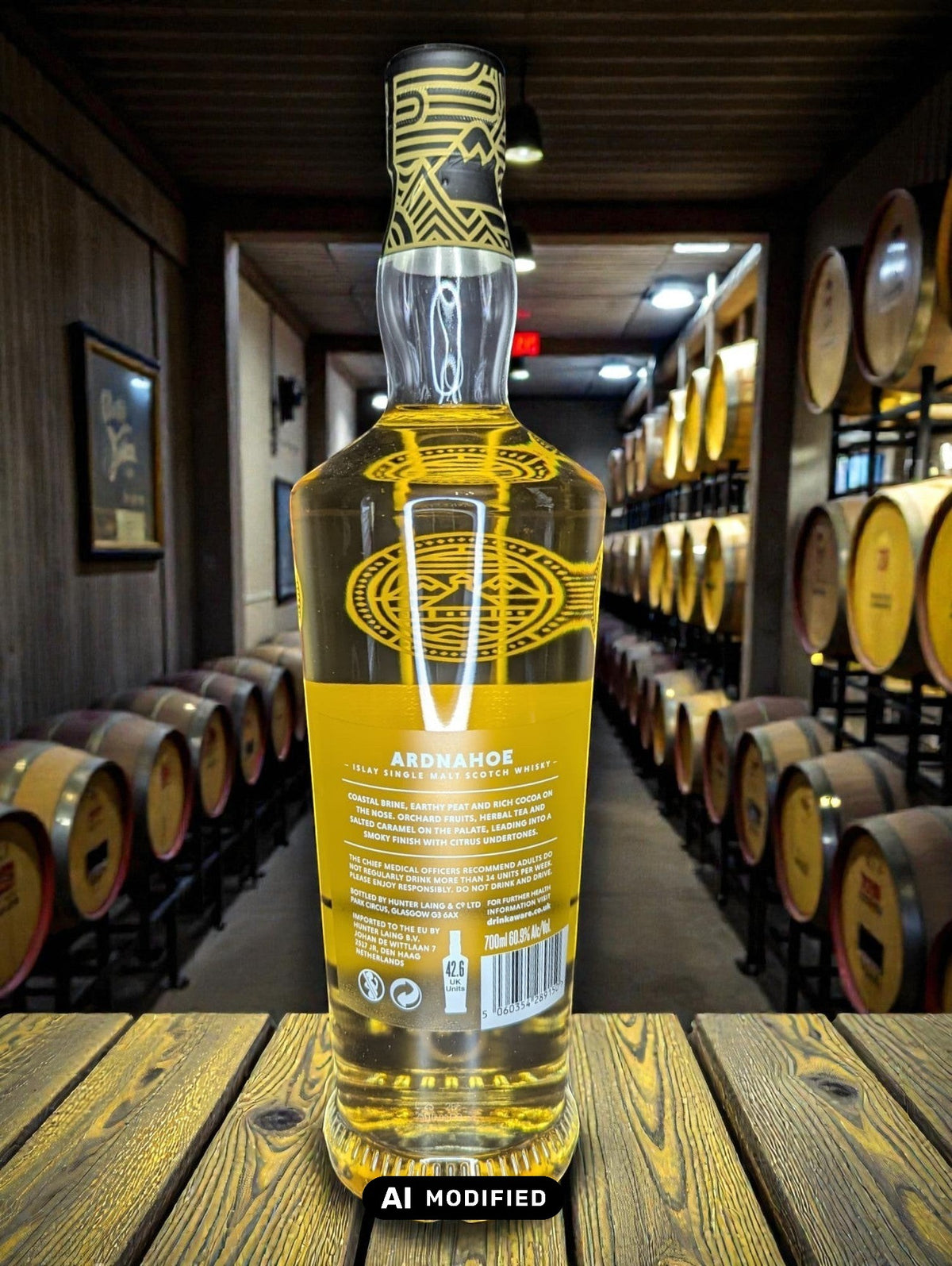 Flasche Ardnahoe Cask Strength Whisky vor dunklem Distillenhintergrund
