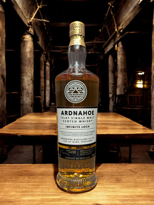 Eine Flasche Ardnahoe Infinite Loch vor dunklem, holzigem Hintergrund