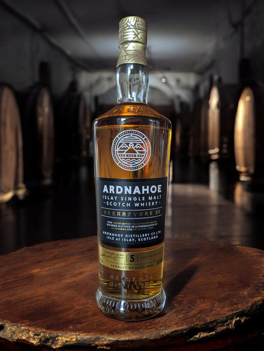 Ardnahoe Skerryvore XX Flasche vor dunklem Hintergrund in einer Distille