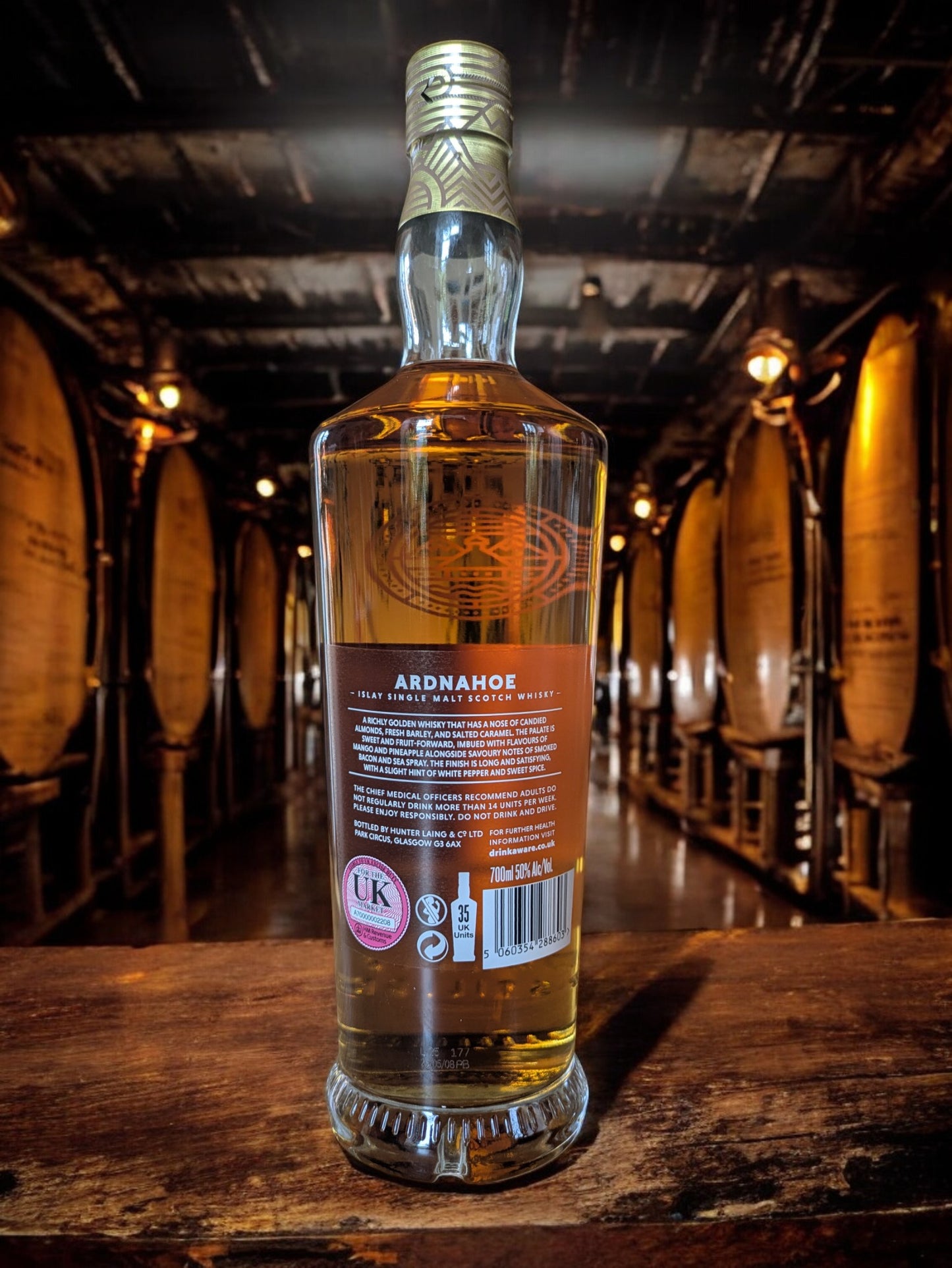 Ardnahoe Skerryvore XX Flasche vor dunklem Hintergrund in einer Distille