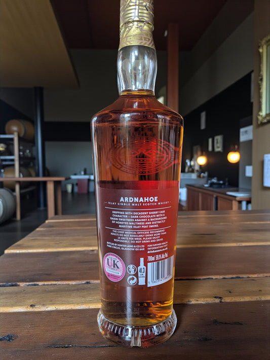 Eine Flasche Ardnahoe Society Whisky vor dunklem Hintergrund in einer Distille