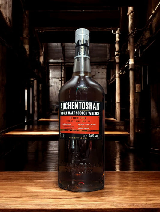 Auchentoshan Blood Oak Whiskyflasche, ein edler Single Malt Whisky aus der schottischen Lowland-Brennerei, bekannt für seine dreifache Destillation. Mit einer tiefen roten Farbe und reichen Aromen von Eichenholz, Gewürzen und roten Früchten präsentiert sich dieser Whisky als besondere Rarität.