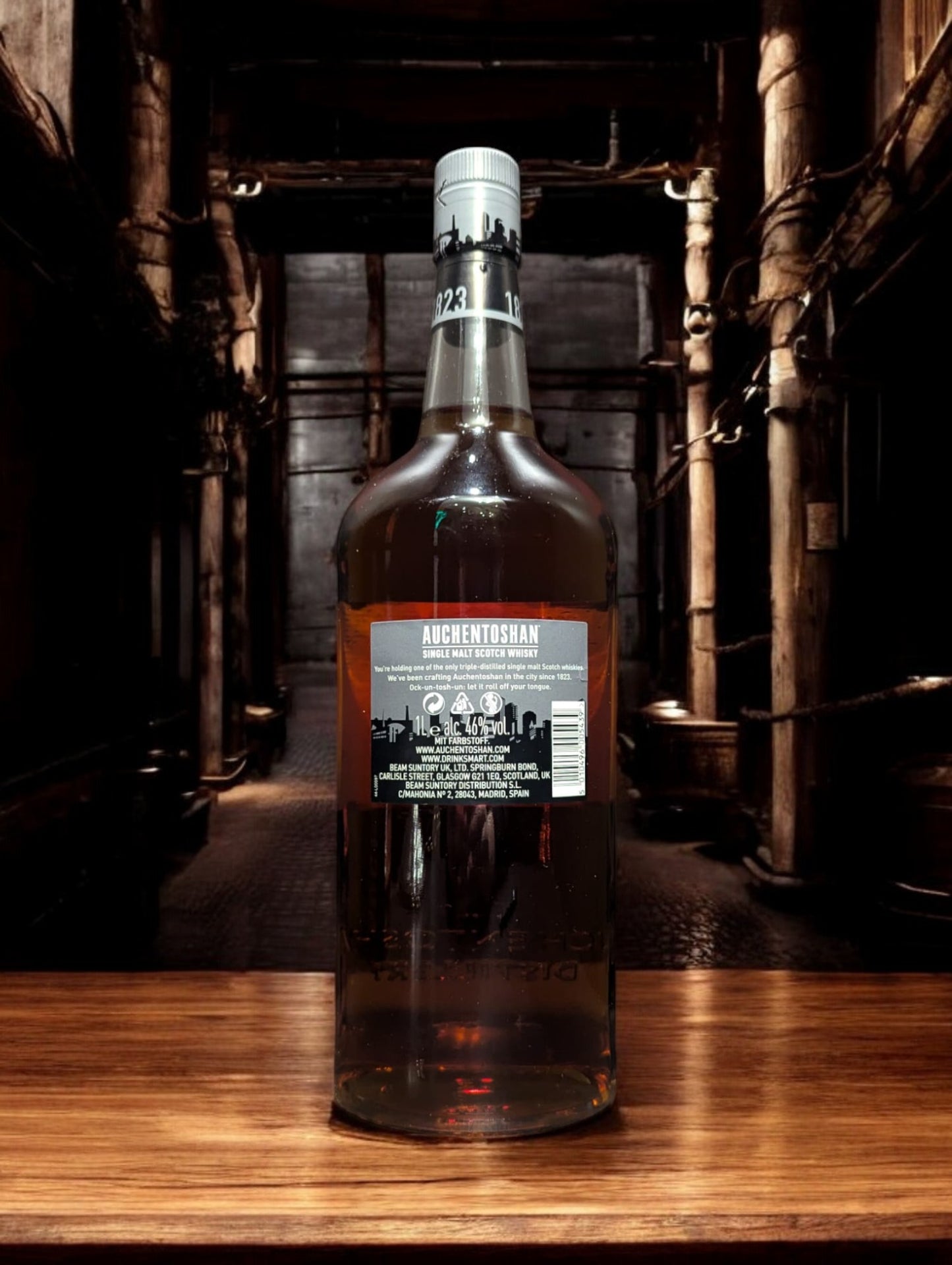 Auchentoshan Blood Oak Whiskyflasche, ein edler Single Malt Whisky aus der schottischen Lowland-Brennerei, bekannt für seine dreifache Destillation. Mit einer tiefen roten Farbe und reichen Aromen von Eichenholz, Gewürzen und roten Früchten präsentiert sich dieser Whisky als besondere Rarität.