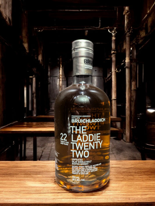 Bruichladdich Laddie Twenty Two Single Malt Scotch Whisky mit eleganter Flasche, blauem Etikett und hochwertiger Verpackung, präsentiert auf einem stilvollen Hintergrund. Ein seltener und gereifter Whisky, der durch seine 22 Jahre Fassreifung mit komplexen Aromen und außergewöhnlichem Charakter überzeugt.