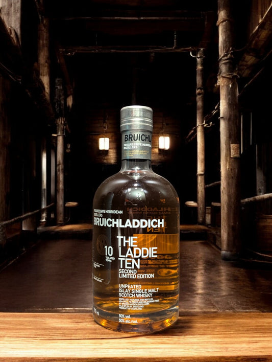Bruichladdich The Laddie Ten Whiskyflasche mit charakteristischem türkisfarbenem Design, ein 10-jähriger Single Malt Scotch Whisky aus Schottland, bekannt für seine weiche Textur, fruchtigen Aromen und handwerkliche Herstellung, präsentiert vor einem schlichten Hintergrund zur Betonung des einzigartigen Flaschendesigns.