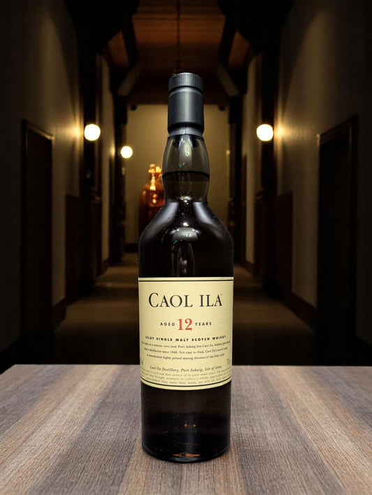 Flasche Caol Ila 12 Years Single Malt Whisky vor dunkler Destillerie-Kulisse.
