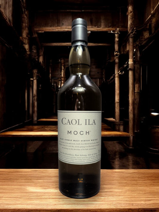 Eine Flasche Caol Ila Moch Whisky in einer hellen, modernen Destilleriehalle mit großen Fenstern, die den Blick auf eine neblige Küstenlandschaft freigeben. Die schlanke, klare Flasche mit dem minimalistischen Etikett spiegelt die frische und leichte Charakteristik des Whiskys wider, während das maritime Ambiente die Verbindung zur schottischen Insel Islay unterstreicht.