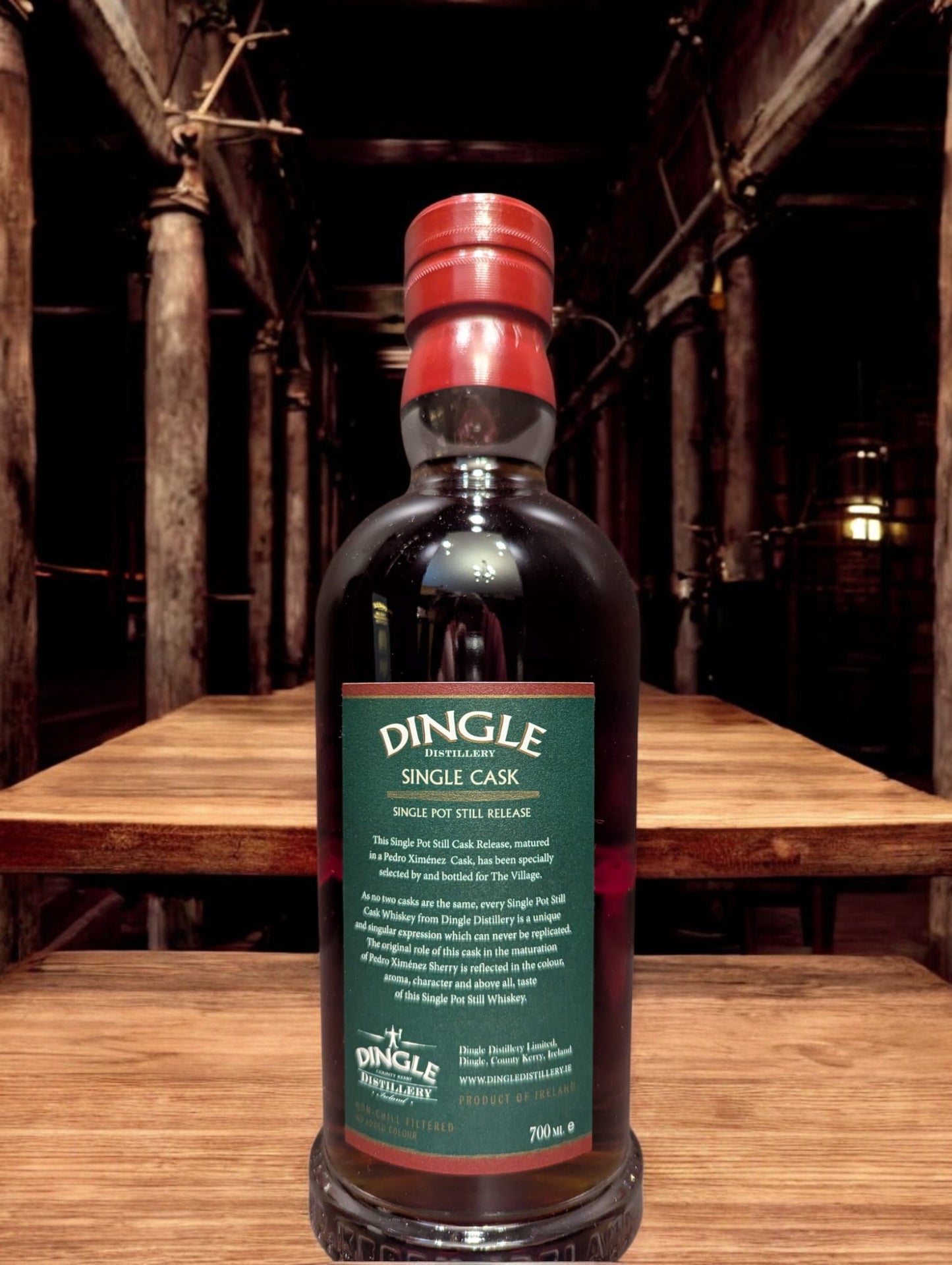 Flasche des Dingle Single Cask - The Village 2025 limitierten irischen Whiskeys, Flasche Nr. 218/293, gereift im PX-Fass.