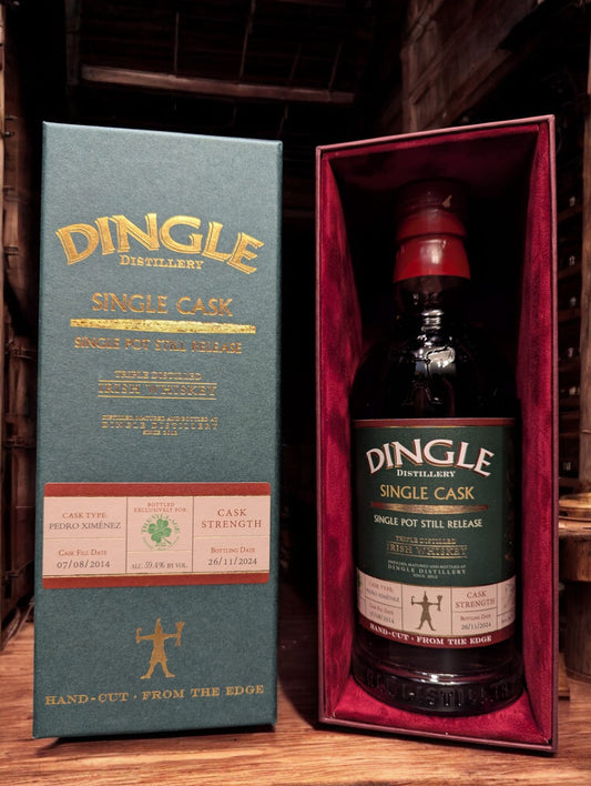 Flasche des Dingle Single Cask - The Village 2025 limitierten irischen Whiskeys, Flasche Nr. 218/293, gereift im PX-Fass.