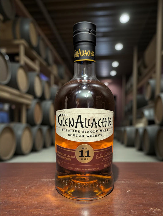 Glenallachie Flasche Whisky vor dunklem Distillen-Hintergrund