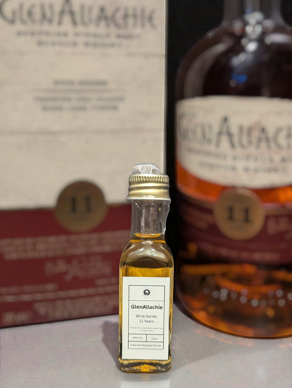 Glenallachie Flasche Whisky vor dunklem Distillen-Hintergrund als 2cl sample