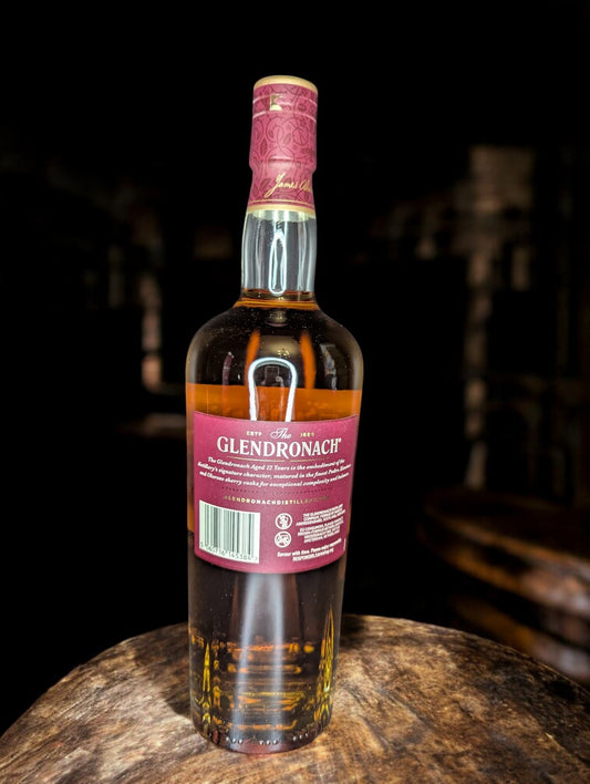 Eine Flasche Glendronach 12 vor Distillenhintergrund