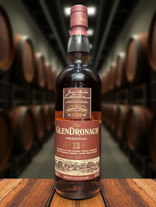 Eine Flasche Glendronach 12 vor Distillenhintergrund