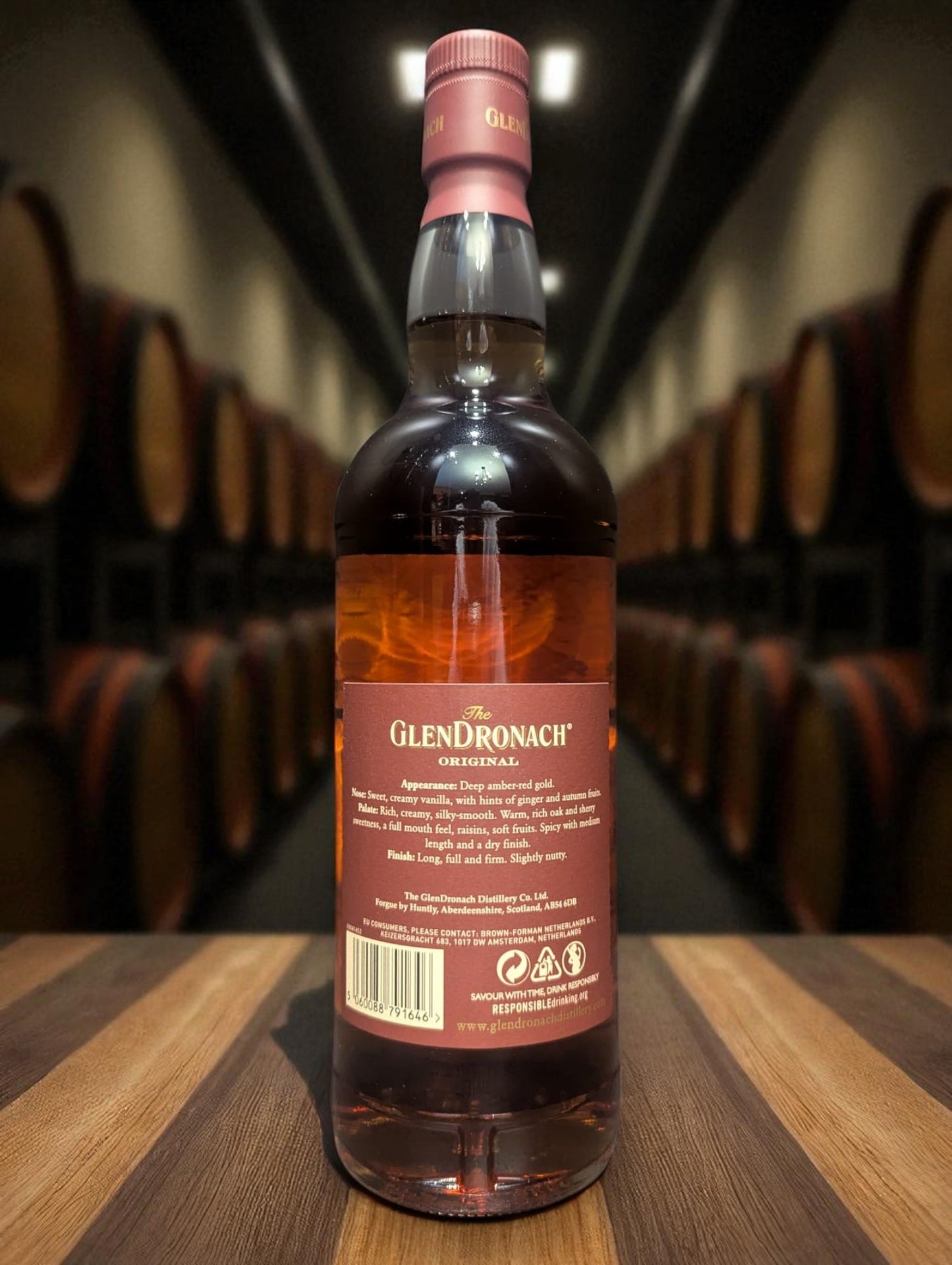 Eine Flasche Glendronach 12 vor Distillenhintergrund