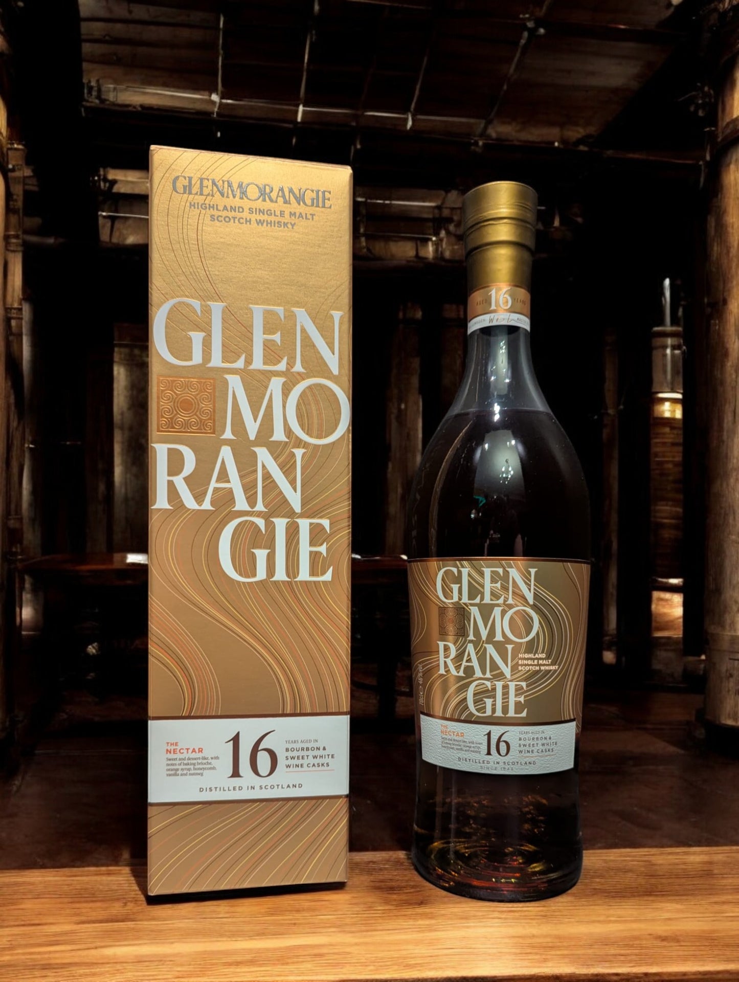 Bild eines Glenmorangie 16 Years - The Nectar Whiskyflasche vor einem dunklen Hintergrund, betont die edle Ausstrahlung und die Tiefen der reichen Bernsteinfarbe.