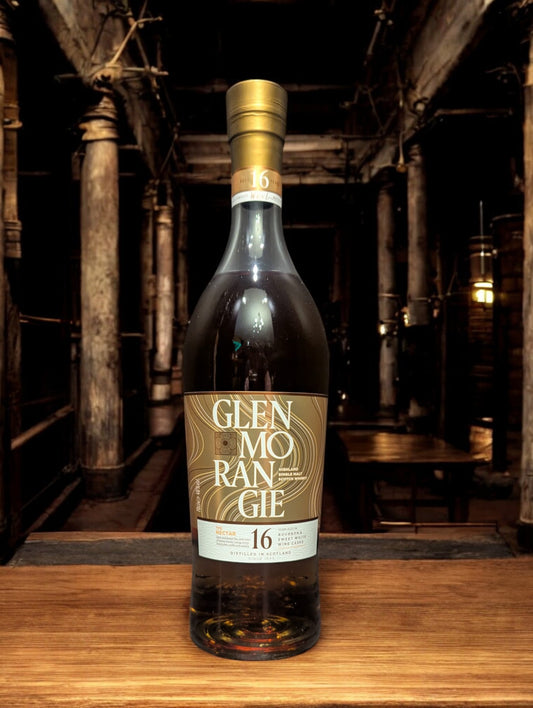 Bild eines Glenmorangie 16 Years - The Nectar Whiskyflasche vor einem dunklen Hintergrund, betont die edle Ausstrahlung und die Tiefen der reichen Bernsteinfarbe.