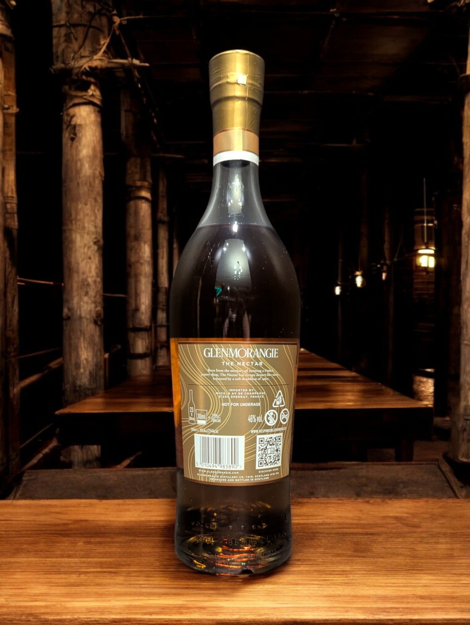 Bild eines Glenmorangie 16 Years - The Nectar Whiskyflasche vor einem dunklen Hintergrund, betont die edle Ausstrahlung und die Tiefen der reichen Bernsteinfarbe.