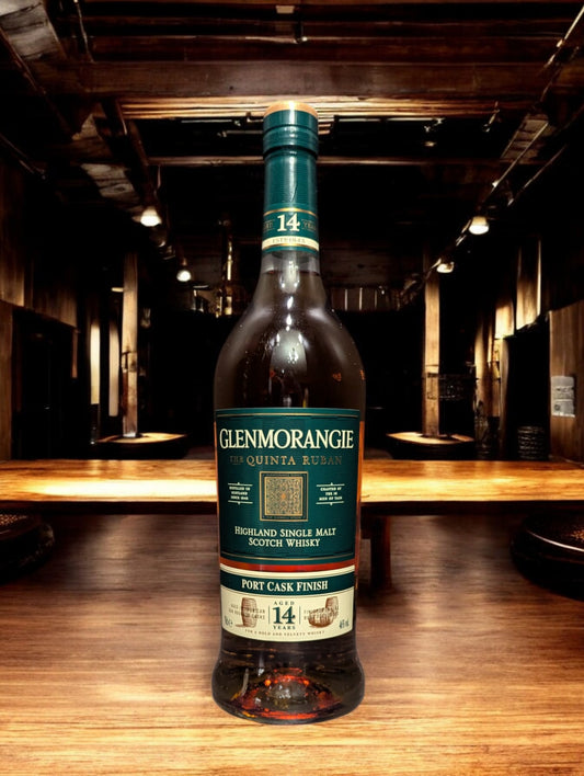 Flasche Glenmorangie The Quinta Ruban 12 Jahre, ein schottischer Single Malt Whisky, gereift in Bourbon- und Portweinfässern, präsentiert auf einem neutralen Hintergrund. Ideal für Liebhaber von reichhaltigen Aromen wie dunkler Schokolade, Minze und Walnüssen, ein Highlight unter Whiskykennern.