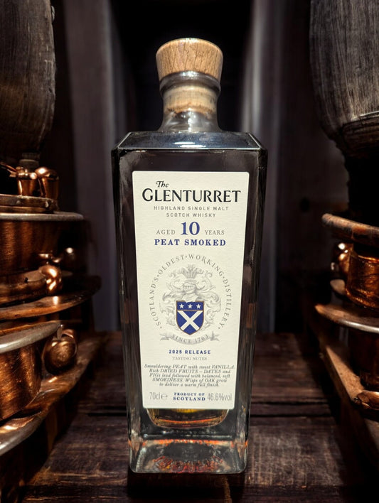 Glenturret 10 Jahre Peat Smoked Whisky vor dunklem Distillenhintergrund