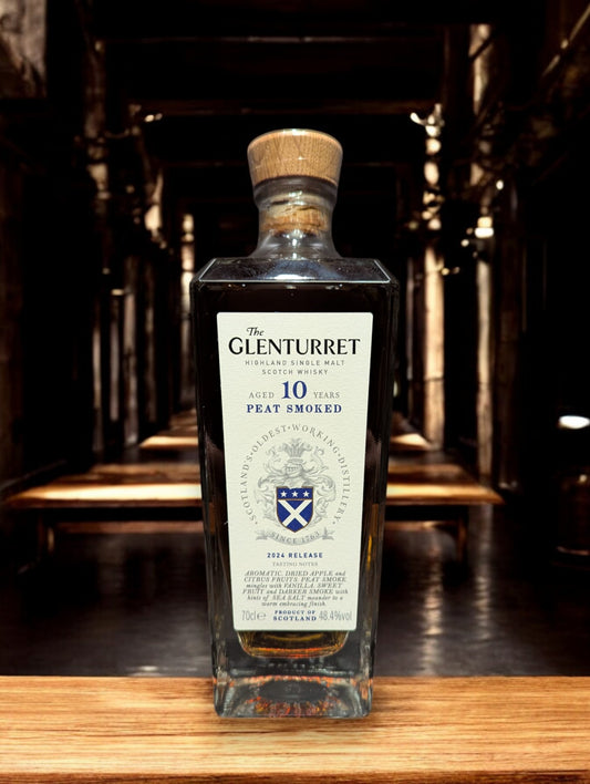 Flasche Glenturret 10 yo Peat Smoked Whisky vor dunklem, industriellem Hintergrund, betonend die rauchige Eleganz des Malts.