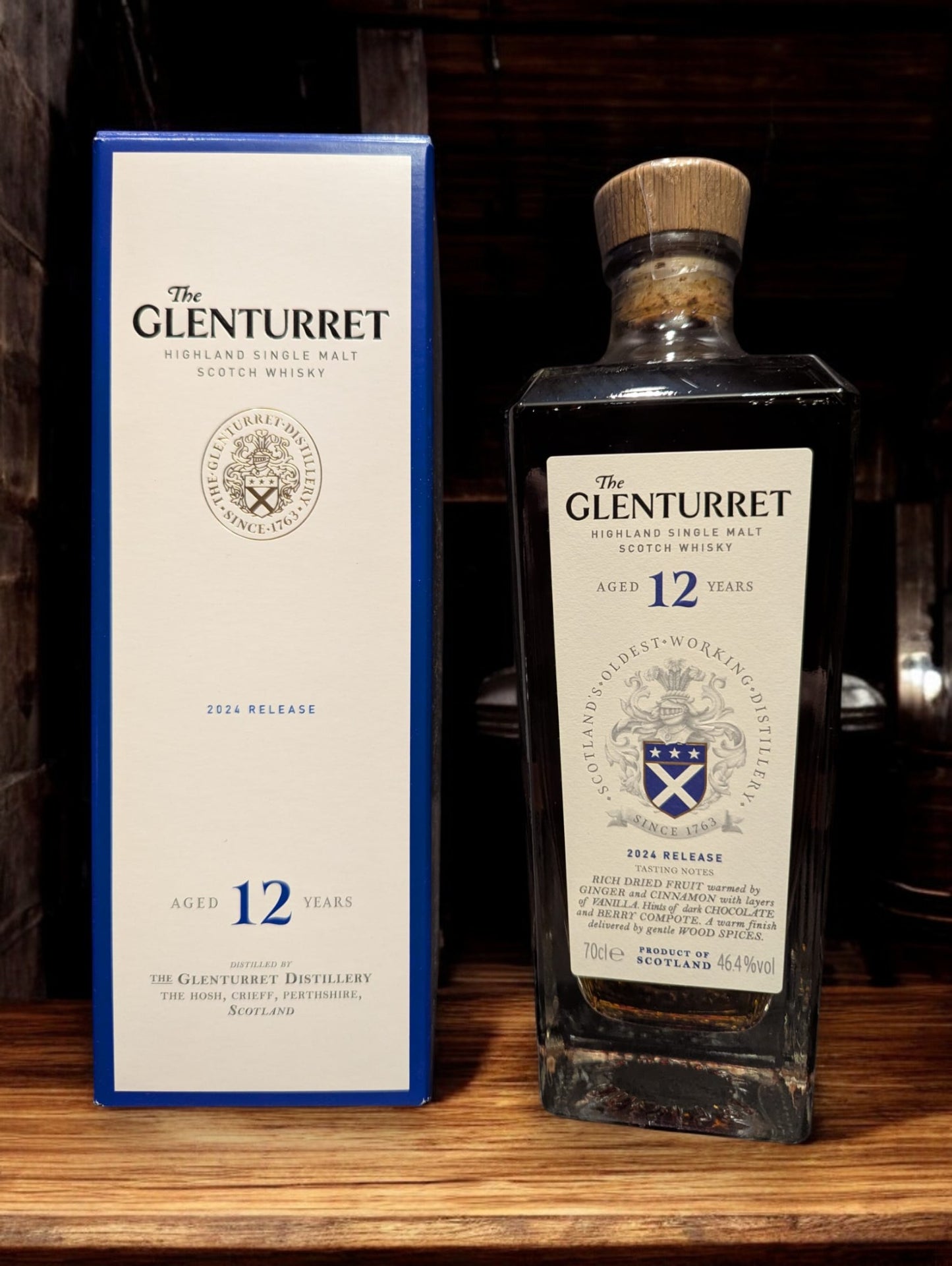 Flasche von Glenturret 12 Year Old Single Malt Whisky mit sichtbarer Reifungskennzeichnung vor einem eleganten Hintergrund.