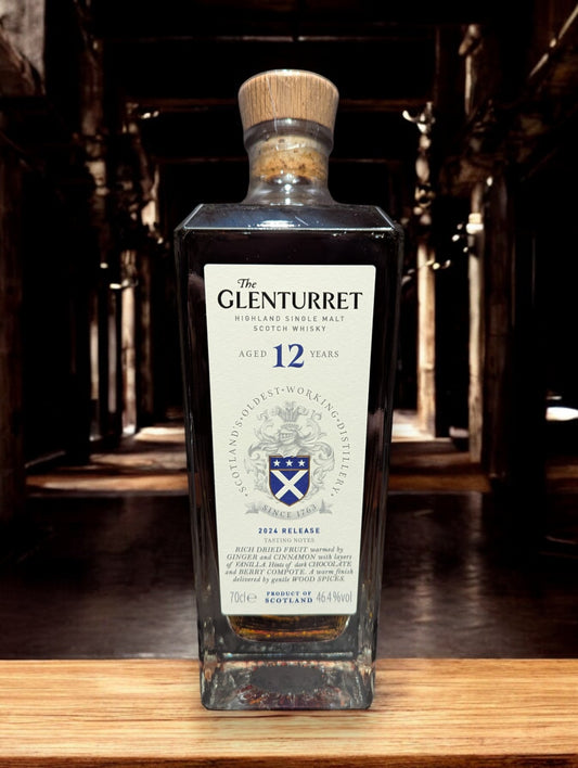 Flasche von Glenturret 12 Year Old Single Malt Whisky mit sichtbarer Reifungskennzeichnung vor einem eleganten Hintergrund.