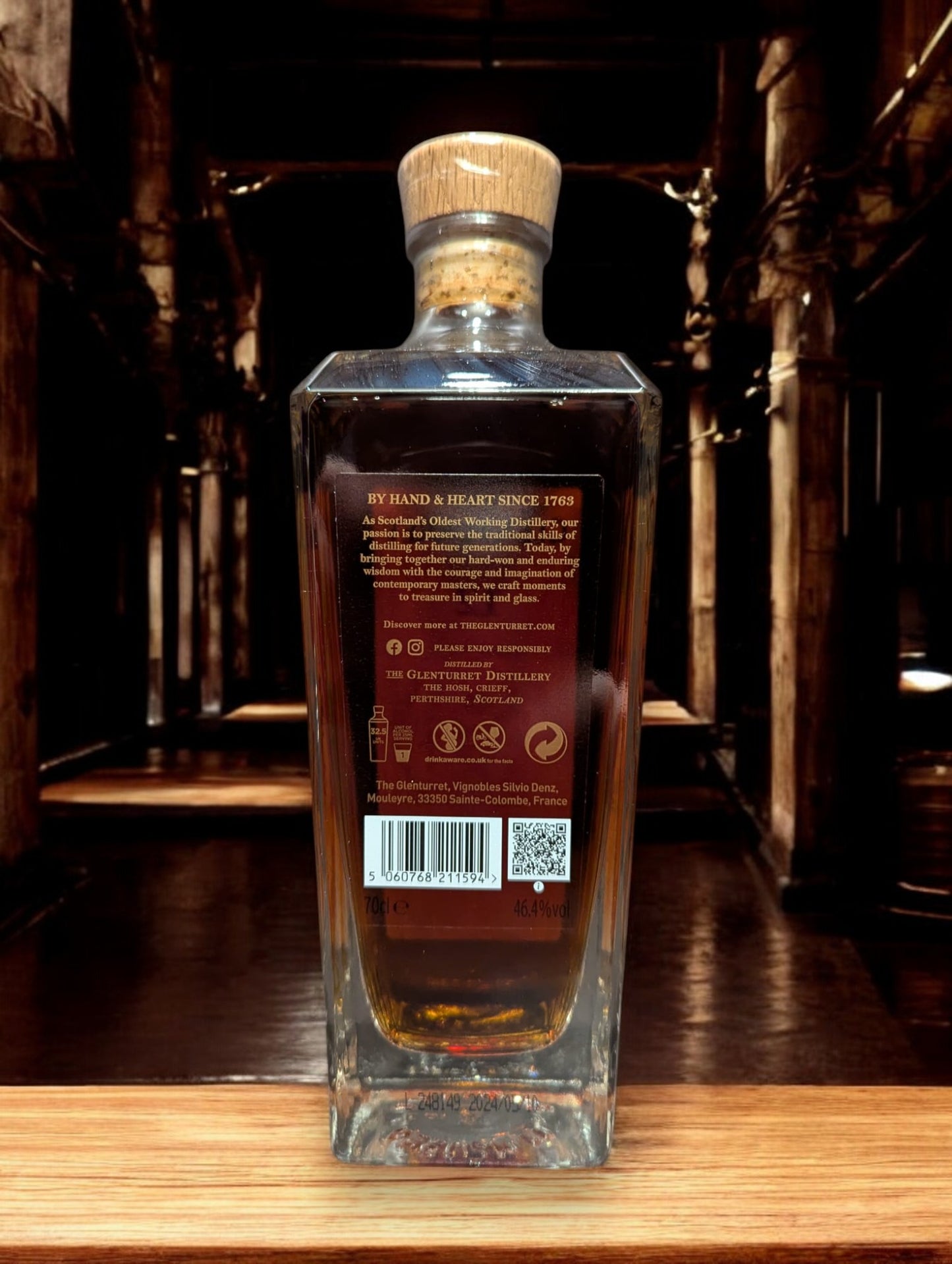Flasche von Glenturret 12 Year Old Single Malt Whisky mit sichtbarer Reifungskennzeichnung vor einem eleganten Hintergrund.