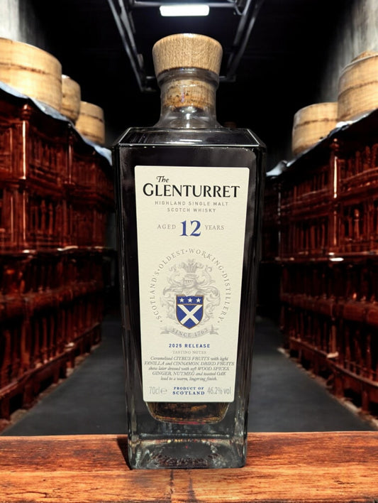 Flasche Glenturret 12 Whisky vor dunklem Distillenhintergrund
