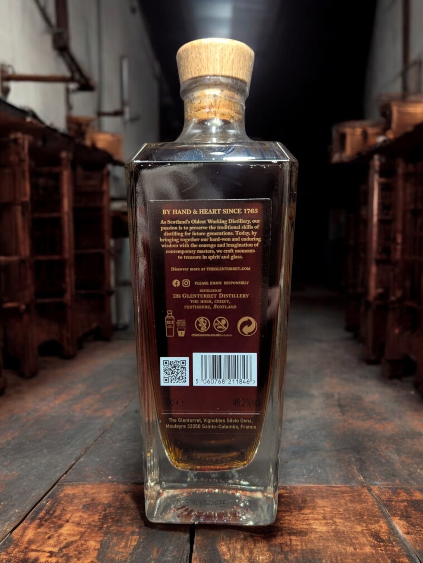 Flasche Glenturret 12 Whisky vor dunklem Distillenhintergrund