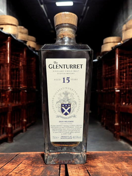 Flasche Glenturret 15 Whisky vor dunklem Distillenhintergrund
