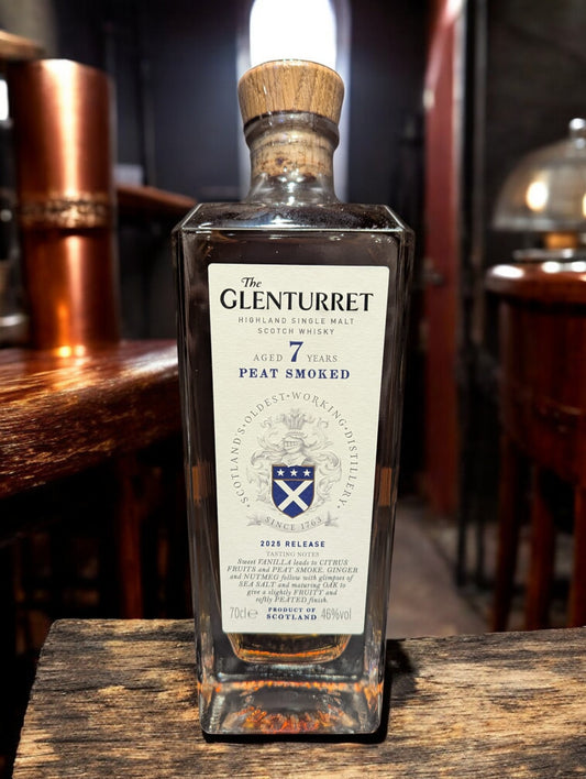 Flasche Glenturret Peat Smoked 7 Jahre Whisky vor dunklem, holzigem Hintergrund