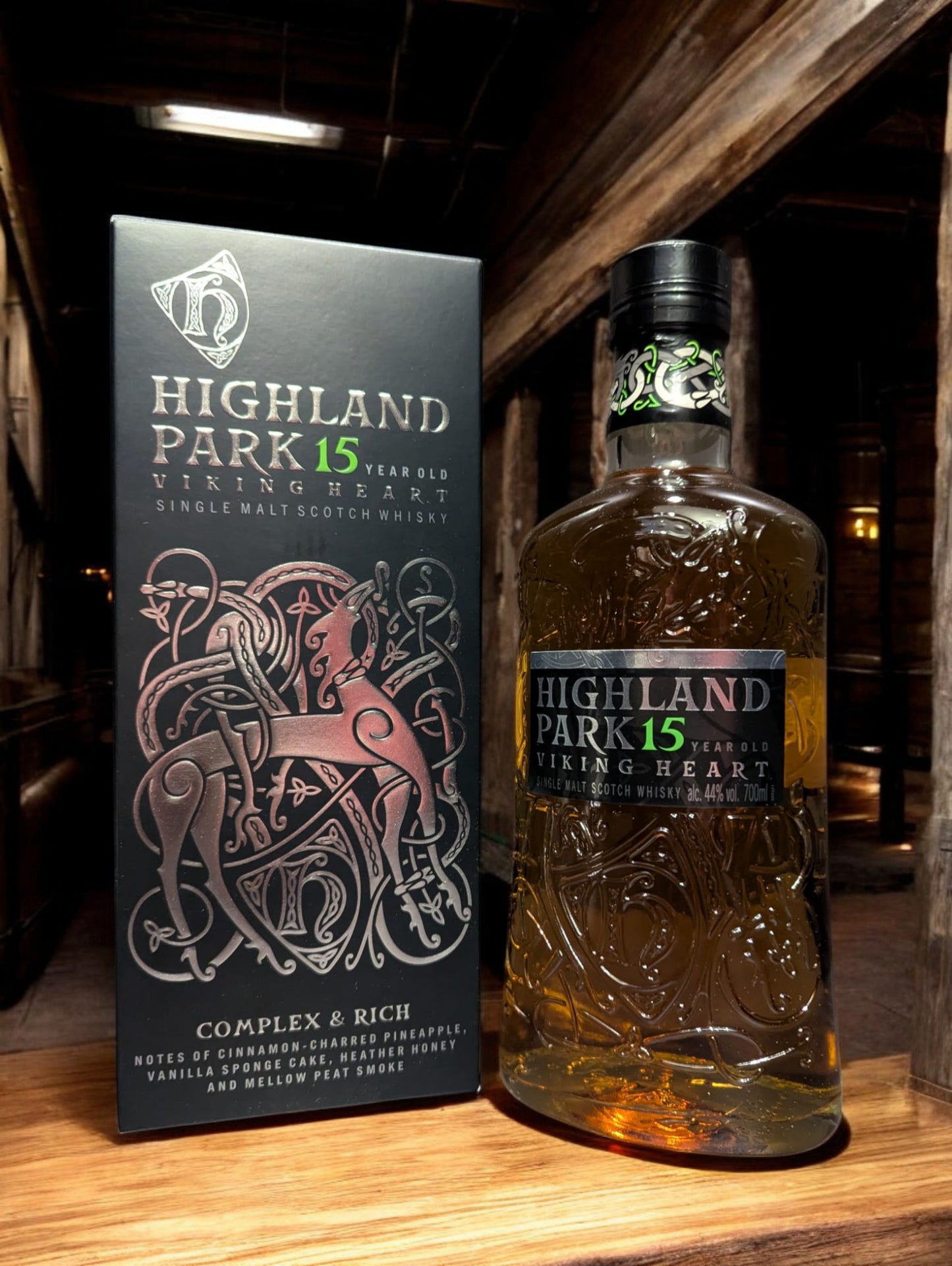 Eine Flasche Highland Park 15 Viking Heart vor dunklem Hintergrund in einer Distille