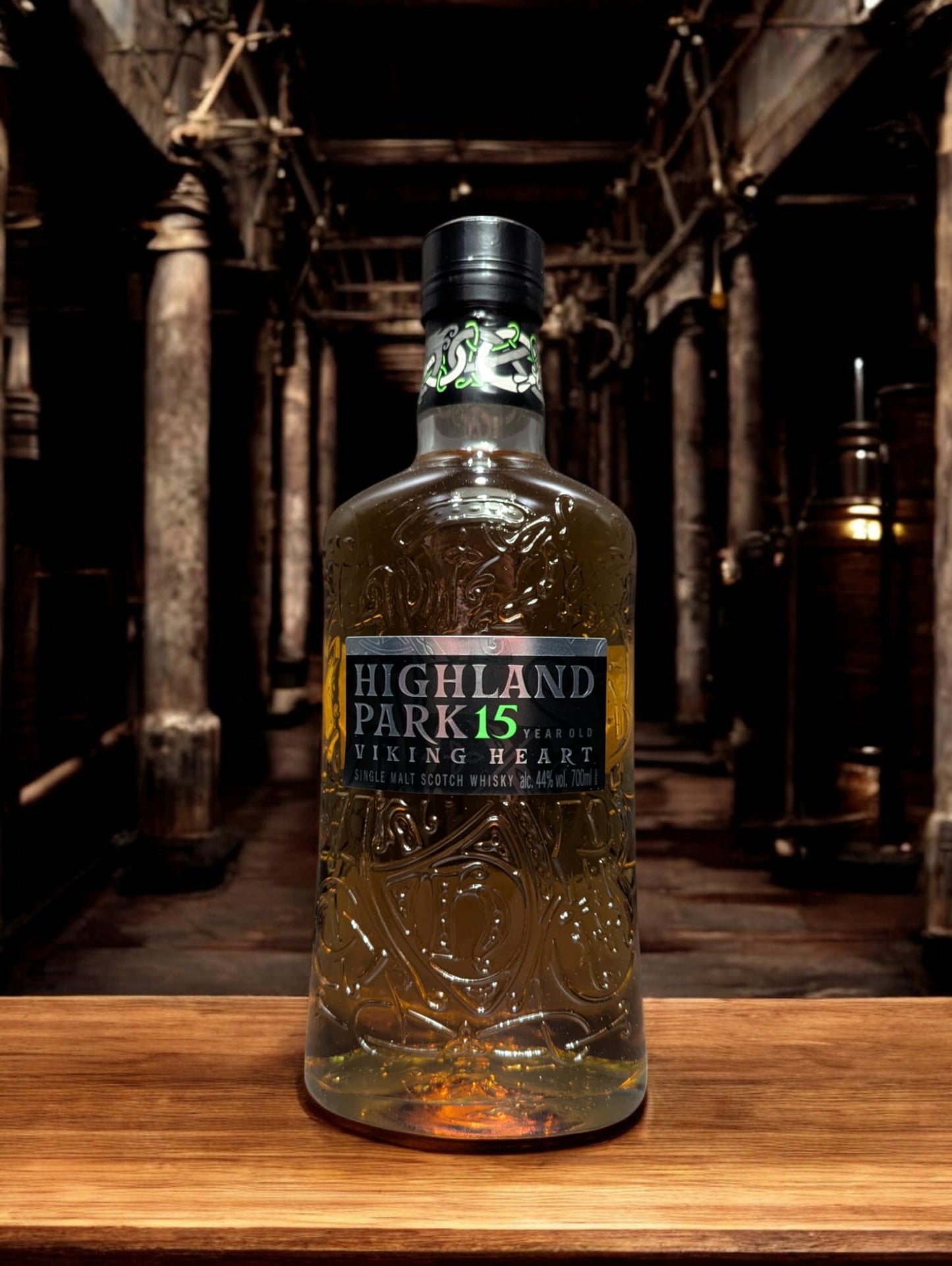 Eine Flasche Highland Park 15 Viking Heart vor dunklem Hintergrund in einer Distille