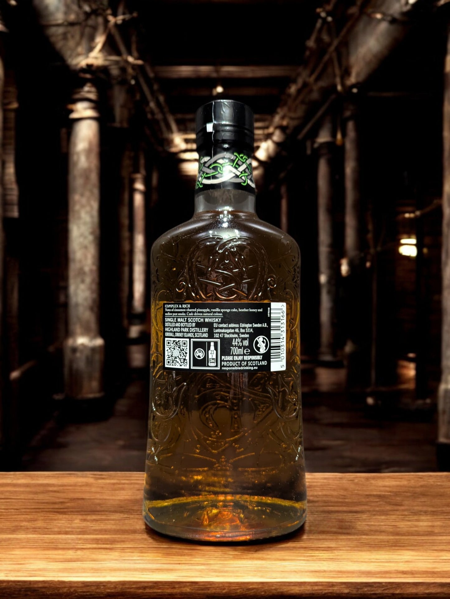 Eine Flasche Highland Park 15 Viking Heart vor dunklem Hintergrund in einer Distille