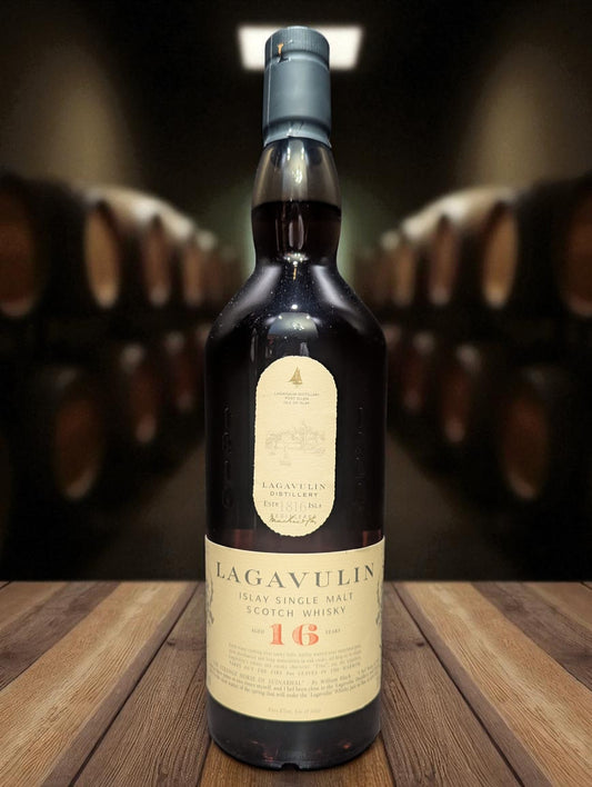 Eine Flasche Lagavulin 16 vor Distillenhintergrund
