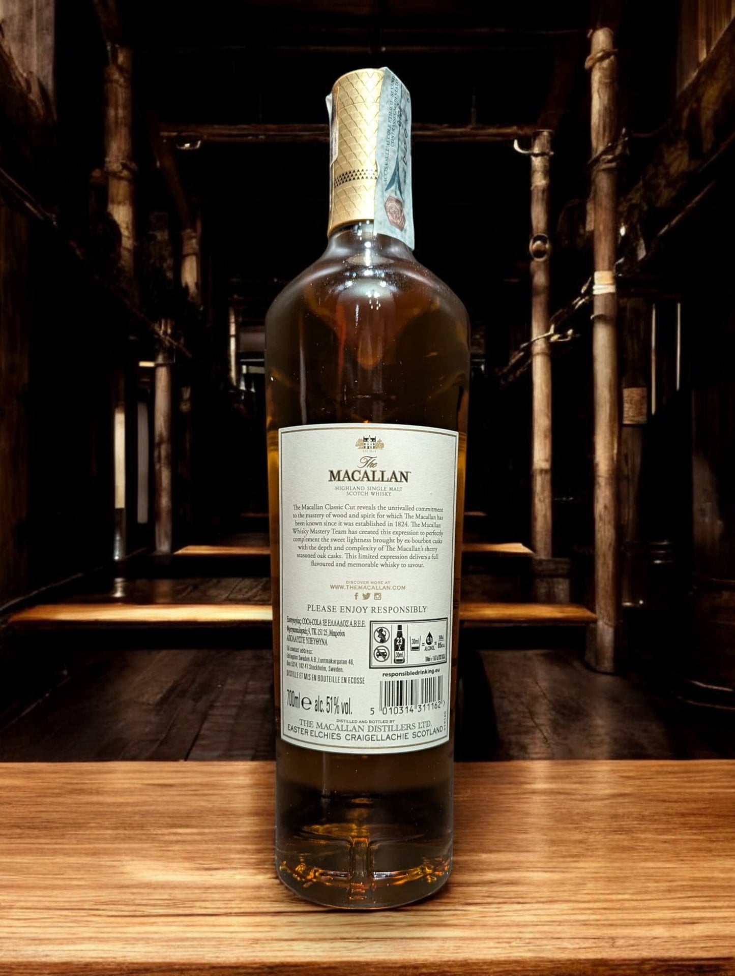 Elegante Flasche des Macallan Classic Cut 2021 Whisky, hervorgehoben durch ein stilvolles Etikett, das die Meisterschaft der Fasskunst reflektiert, mit einem warmen, tiefgoldenen Whisky-Ton, der sichtbar durch das Glas scheint, vor einem Hintergrund, der Luxus und handwerkliche Perfektion suggeriert.