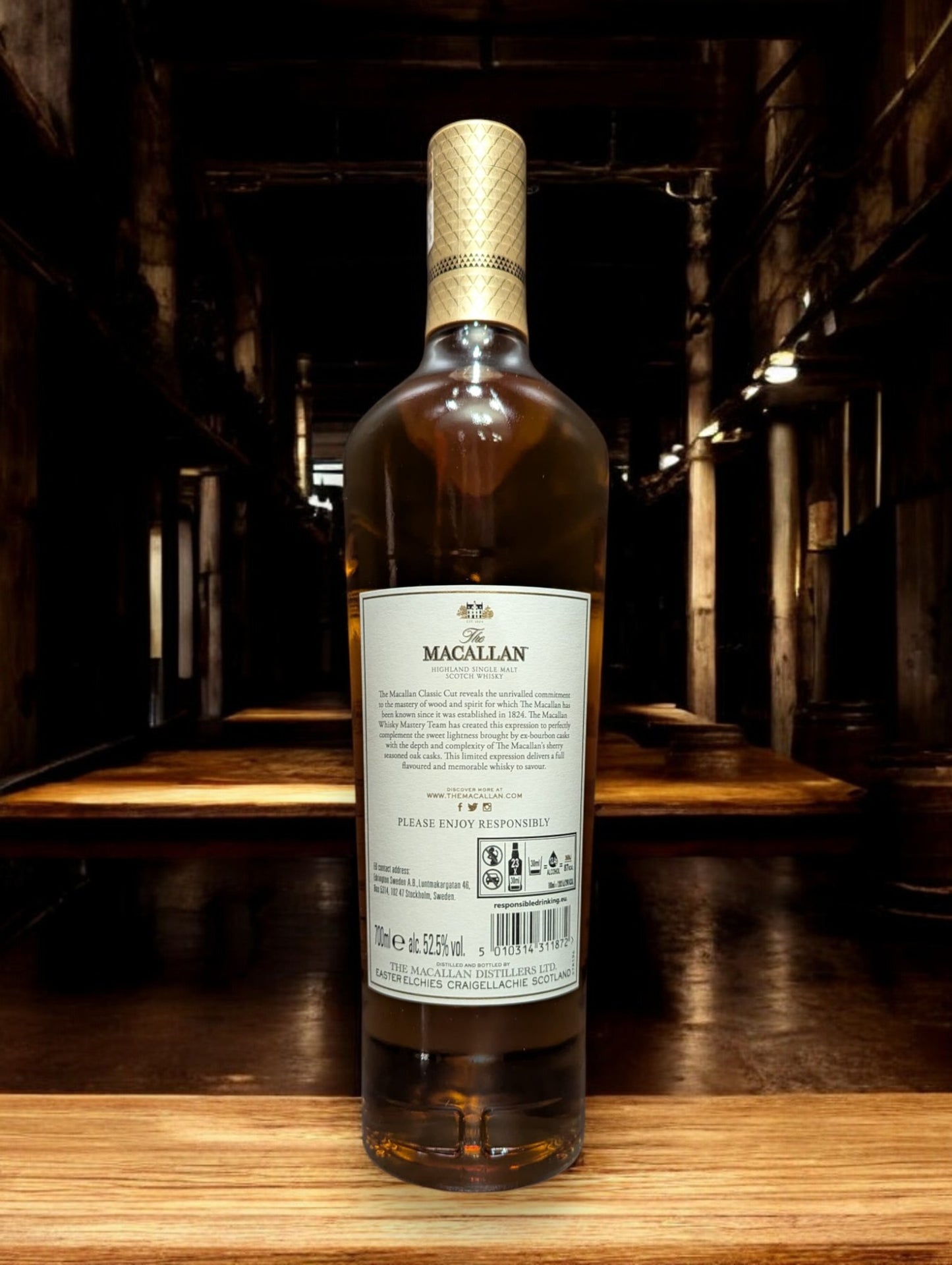 Präsentation der Macallan Classic Cut 2022 Flasche mit ausgeprägter, satter Bernsteinfarbe des Whiskys, betont durch ein anspruchsvolles Etikettendesign, vor einem Hintergrund, der die Exklusivität und handwerkliche Qualität dieser jährlichen limitierten Edition unterstreicht.