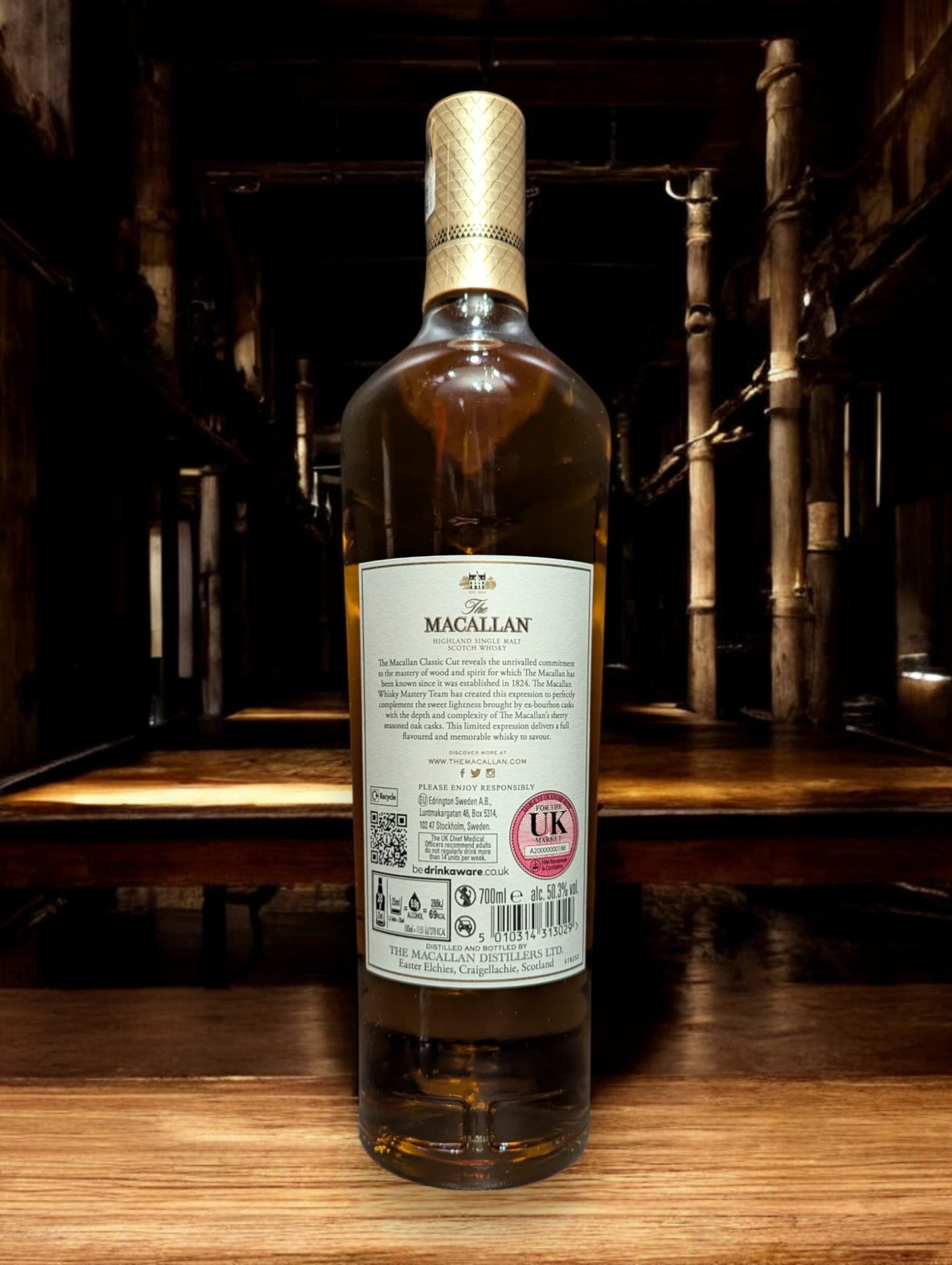 Die Flasche Macallan Classic Cut 2023 steht im Vordergrund, ihr reicher, leuchtend goldener Whisky lädt zu einer multisensorischen Geschmacksreise ein. Das Design des Etiketts strahlt Exklusivität aus und deutet auf die komplexe Aromenvielfalt hin, die Kenner bei der Verkostung erwarten können, eingebettet in einen anspruchsvollen und luxuriösen Kontext.