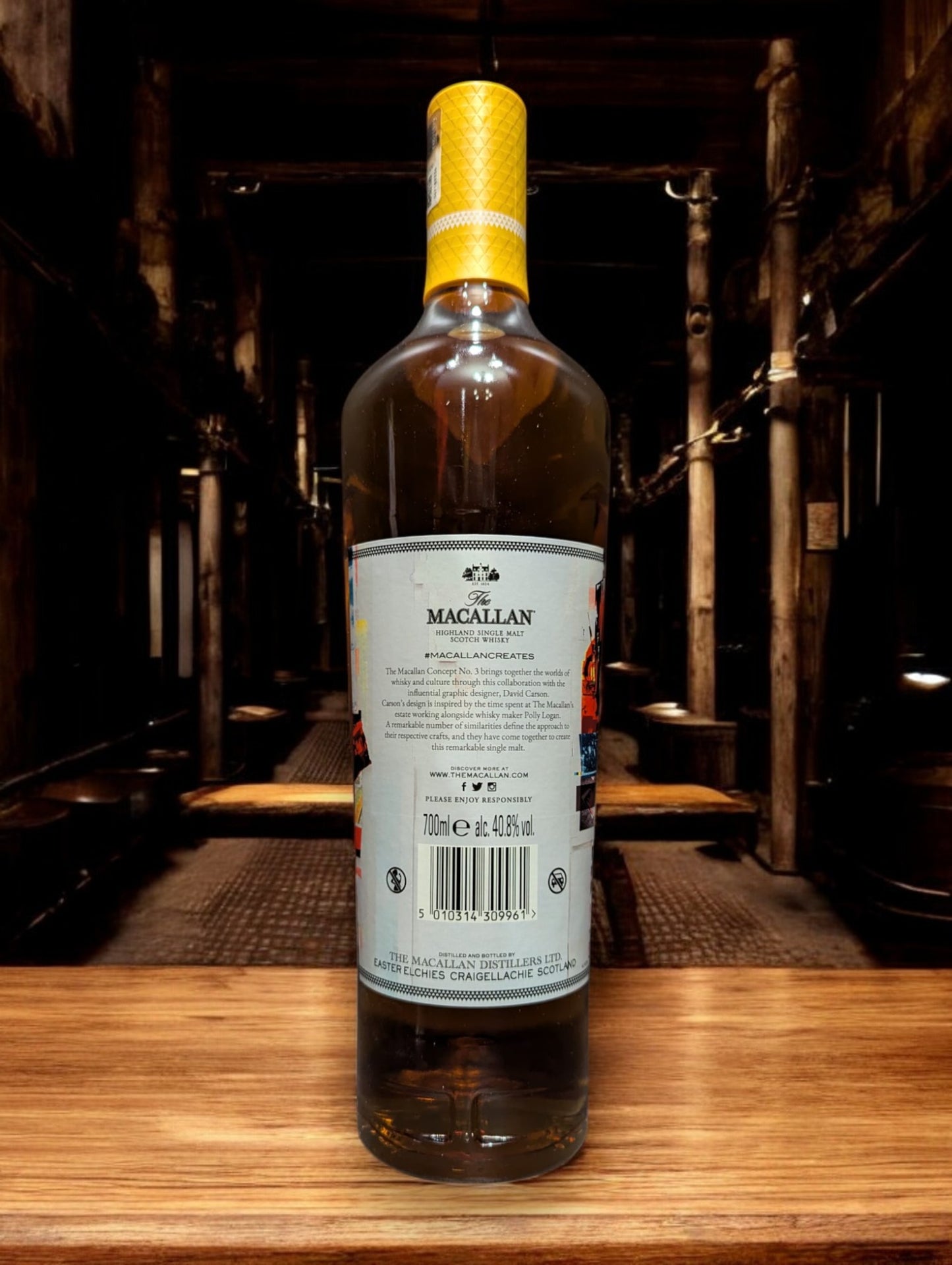 Flasche von The Macallan Concept No. 3, kunstvoll dargestellt mit einem Hintergrund, der die Verschmelzung von hochwertigem Whisky und außergewöhnlichem Design betont. Das Design der Flasche und Verpackung spiegelt die kreative Partnerschaft mit einem renommierten Designer wider und steht für das einzigartige Zusammenspiel von Aroma, Geschmack und visueller Ästhetik.