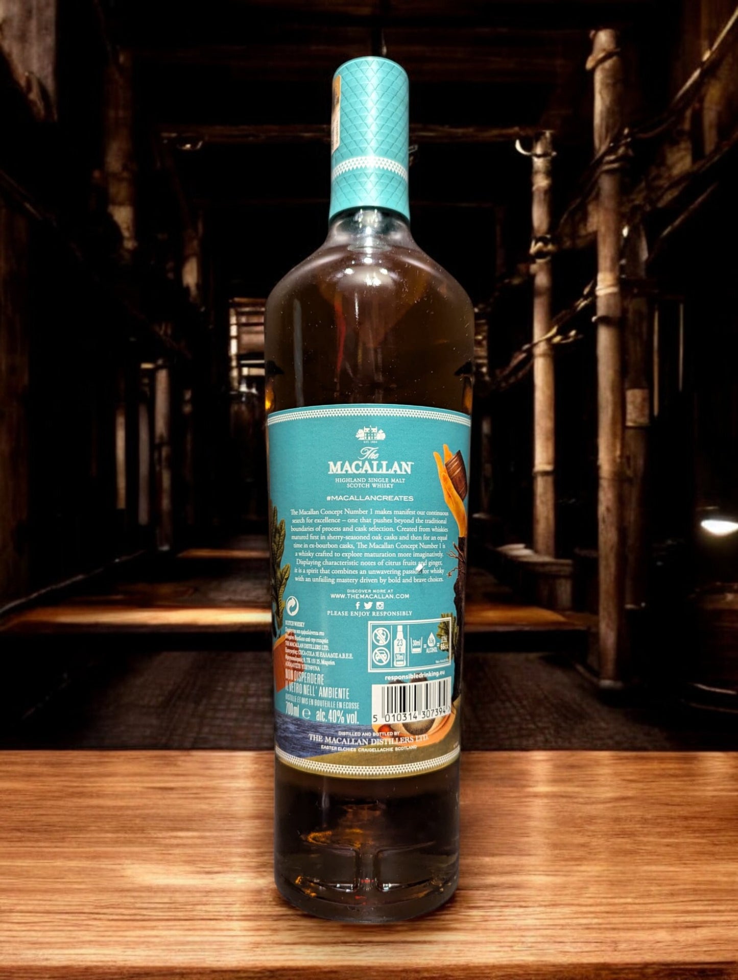 Flasche des The Macallan Concept No. 1 Single Malt Scotch Whisky vor einem unscharfen Hintergrund. Das Design der Flasche zelebriert Kreativität und Innovation, mit auffallenden geometrischen Mustern und kräftigen Farben, die die Hommage an Visionäre symbolisieren.