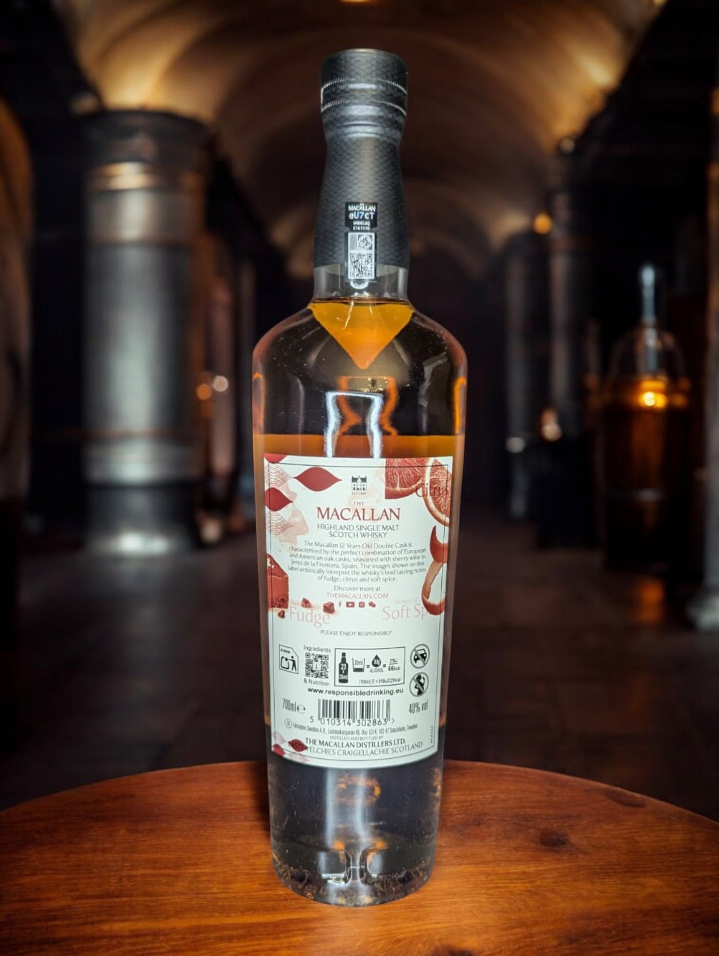 Rückseite der Macallan 12 Years Old Double Cask Flasche mit detaillierten Informationen zur Herstellung, Verkostungsnotizen und der einzigartigen Kombination aus Sherry- und Bourbon-Fässern.
