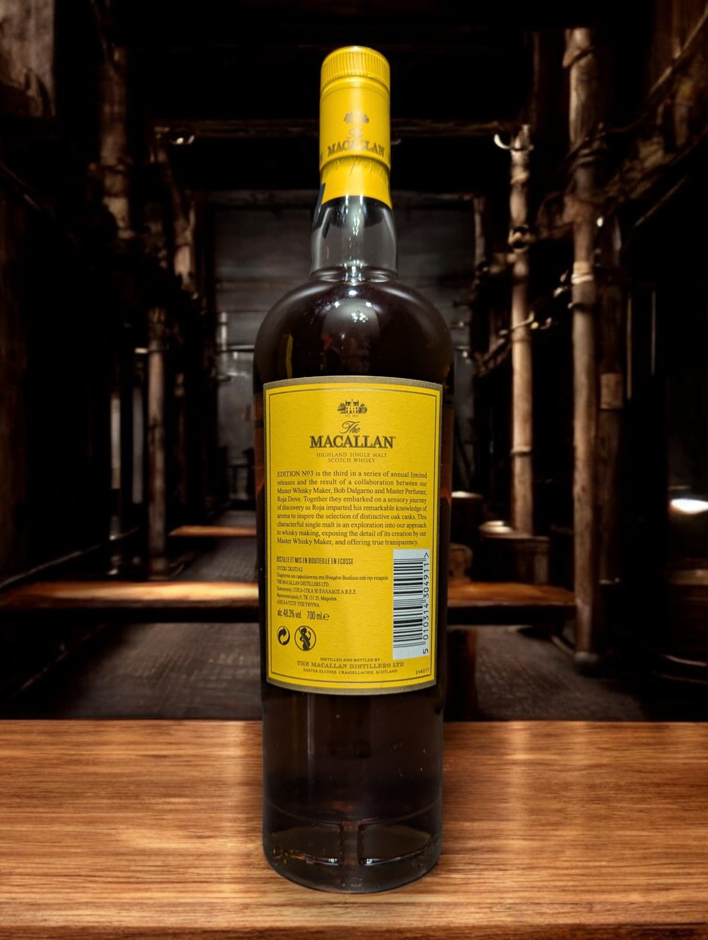 Flasche von The Macallan Edition No. 3 auf einem Hintergrund, der Eleganz und Tiefe ausstrahlt, unterstreicht die Bedeutung einer multisensorischen Entdeckungsreise. Das Design der Flasche hebt die sorgfältige Handwerkskunst und die individuelle Note des Whiskys hervor, was zu einer Erfahrung führt, die sowohl den Geschmackssinn als auch das visuelle Empfinden anspricht.