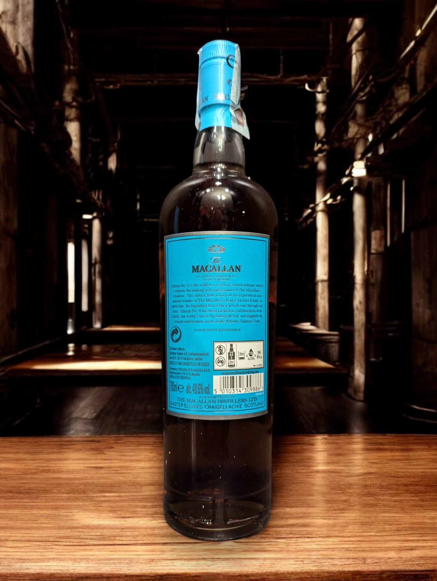 Die Flasche The Macallan Edition No. 6 präsentiert sich majestätisch vor einem Hintergrund, der die natürliche Schönheit der schottischen Landschaft widerspiegelt. Das Design des Etiketts und der Verpackung zollt der reichen, unberührten Natur Tribut, aus der die Zutaten für diesen exquisiten Single Malt stammen und unterstreicht die Verpflichtung zur Bewahrung dieses Erbes in jeder Flasche.