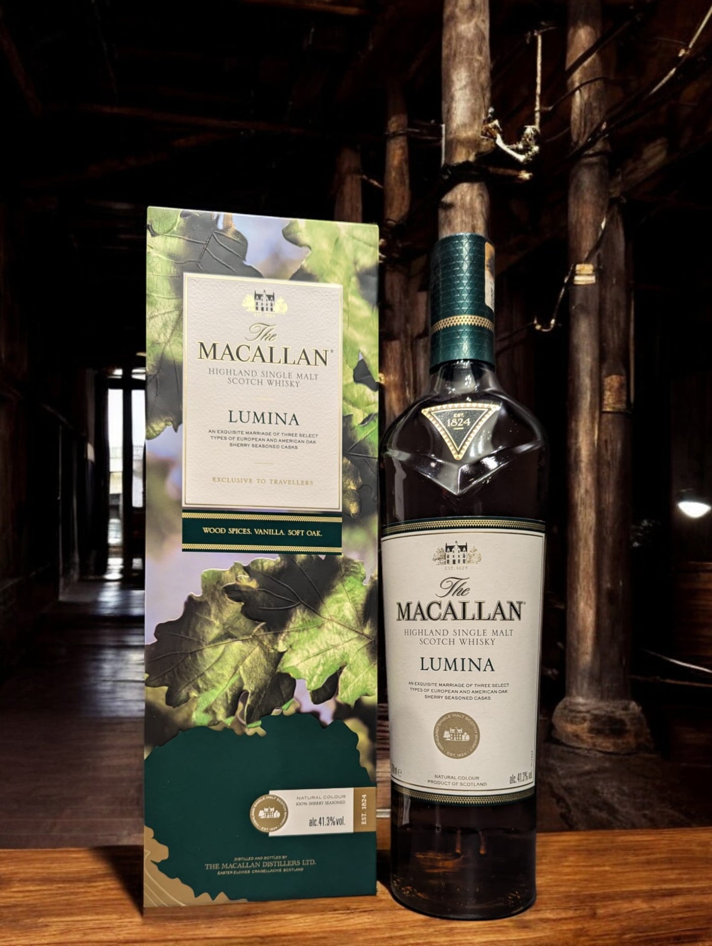 Flasche des Macallan Lumina, ein hochwertiger Single Malt Scotch Whisky mit eleganter Verpackung und einzigartigem Geschmackserlebnis.