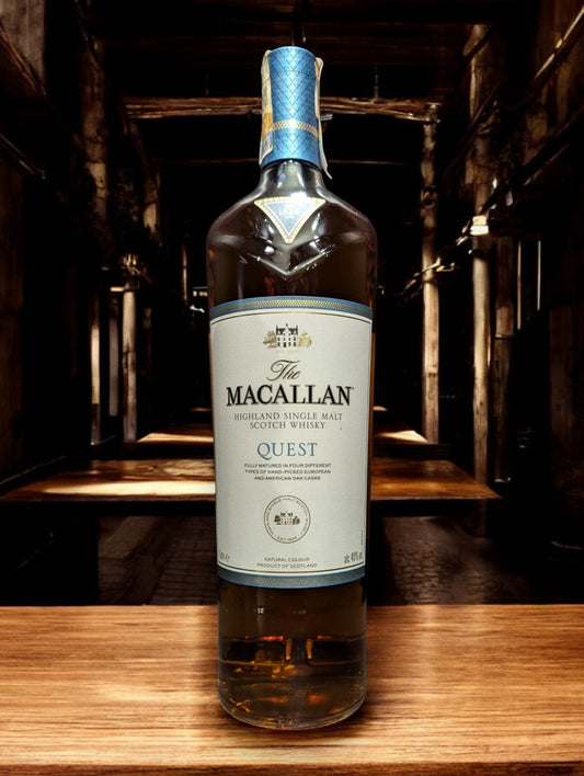 Flasche des Macallan Quest Single Malt Whisky aus der Quest Collection, positioniert vor einem dunkelgrauen Hintergrund, mit einem sanften, kupferfarbenen Schimmer des Whiskys und einem charakteristischen Etikett, das die Reise und das Abenteuer symbolisiert, welches diese Kollektion inspiriert hat.