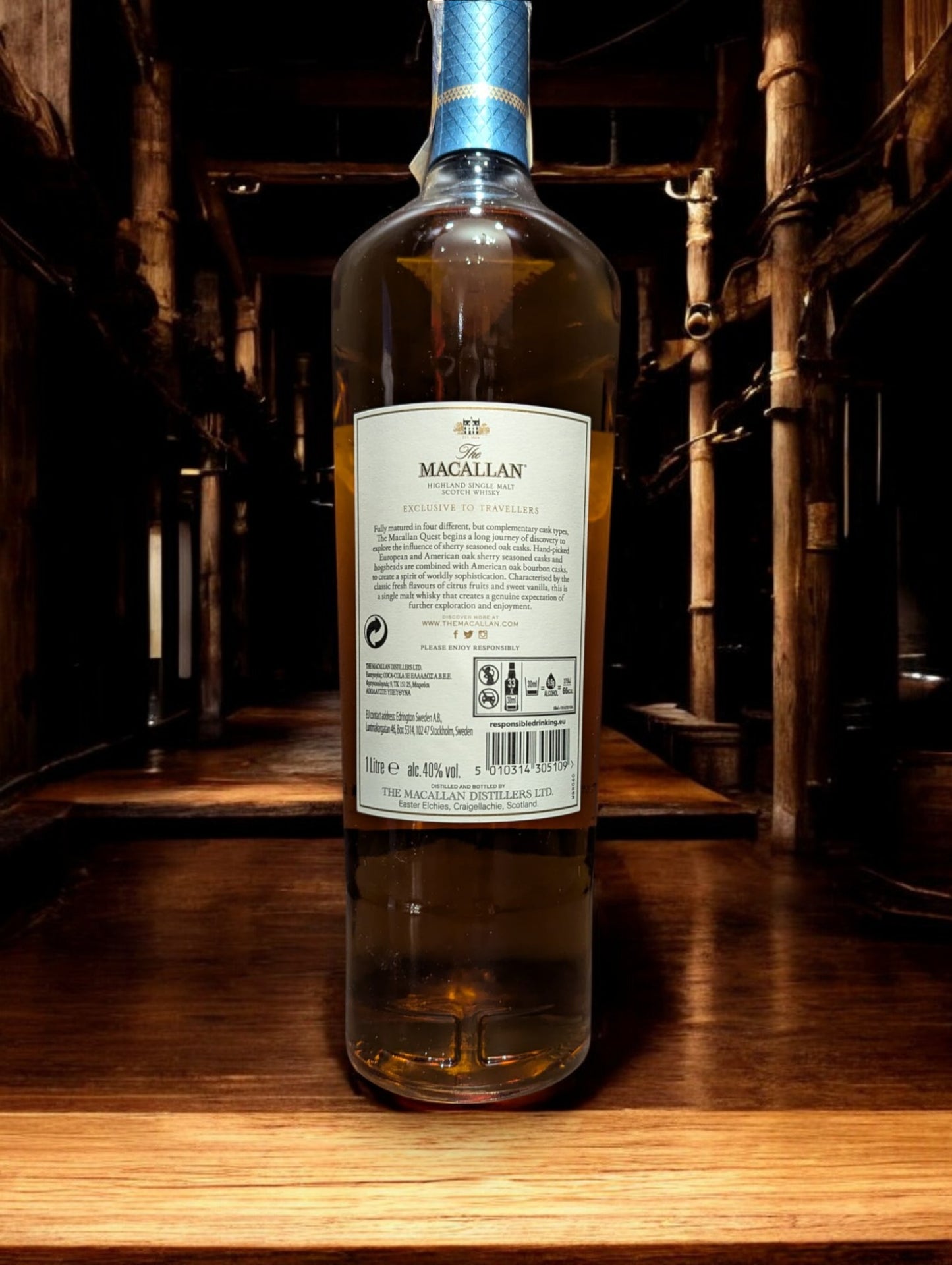 Flasche des Macallan Quest Single Malt Whisky aus der Quest Collection, positioniert vor einem dunkelgrauen Hintergrund, mit einem sanften, kupferfarbenen Schimmer des Whiskys und einem charakteristischen Etikett, das die Reise und das Abenteuer symbolisiert, welches diese Kollektion inspiriert hat.