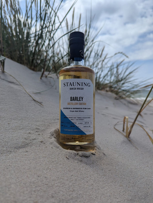 Stauning Barley Bourbon Barbados Rum Cask am Strand
