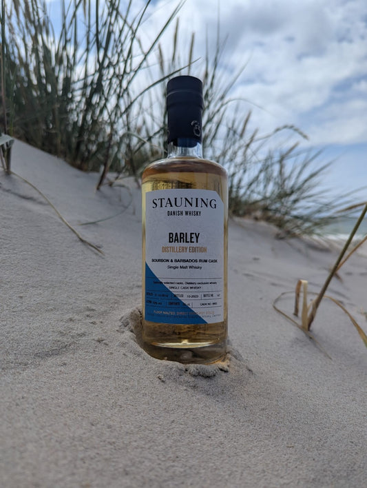 Stauning Barley Bourbon Barbados Rum Cask am Strand