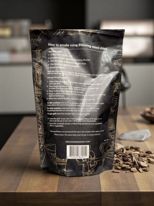 Eine Packung Räucherchips mit Whiskyaroma für den Grill auf einem Tisch